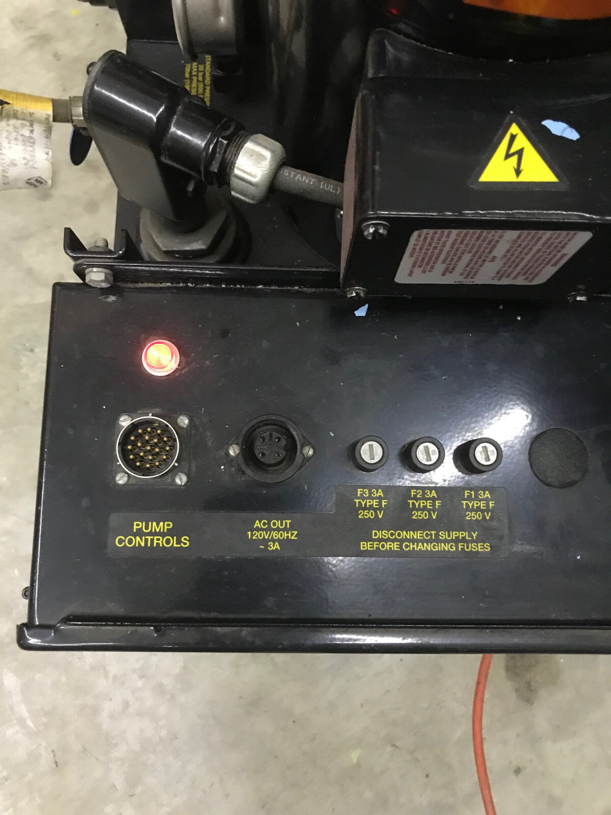INSTRON 8841 STANDARD HYDRAULIC DYNAMIC TENSILE TEST SYSTEM 225LBS PARTS/REPAIR
