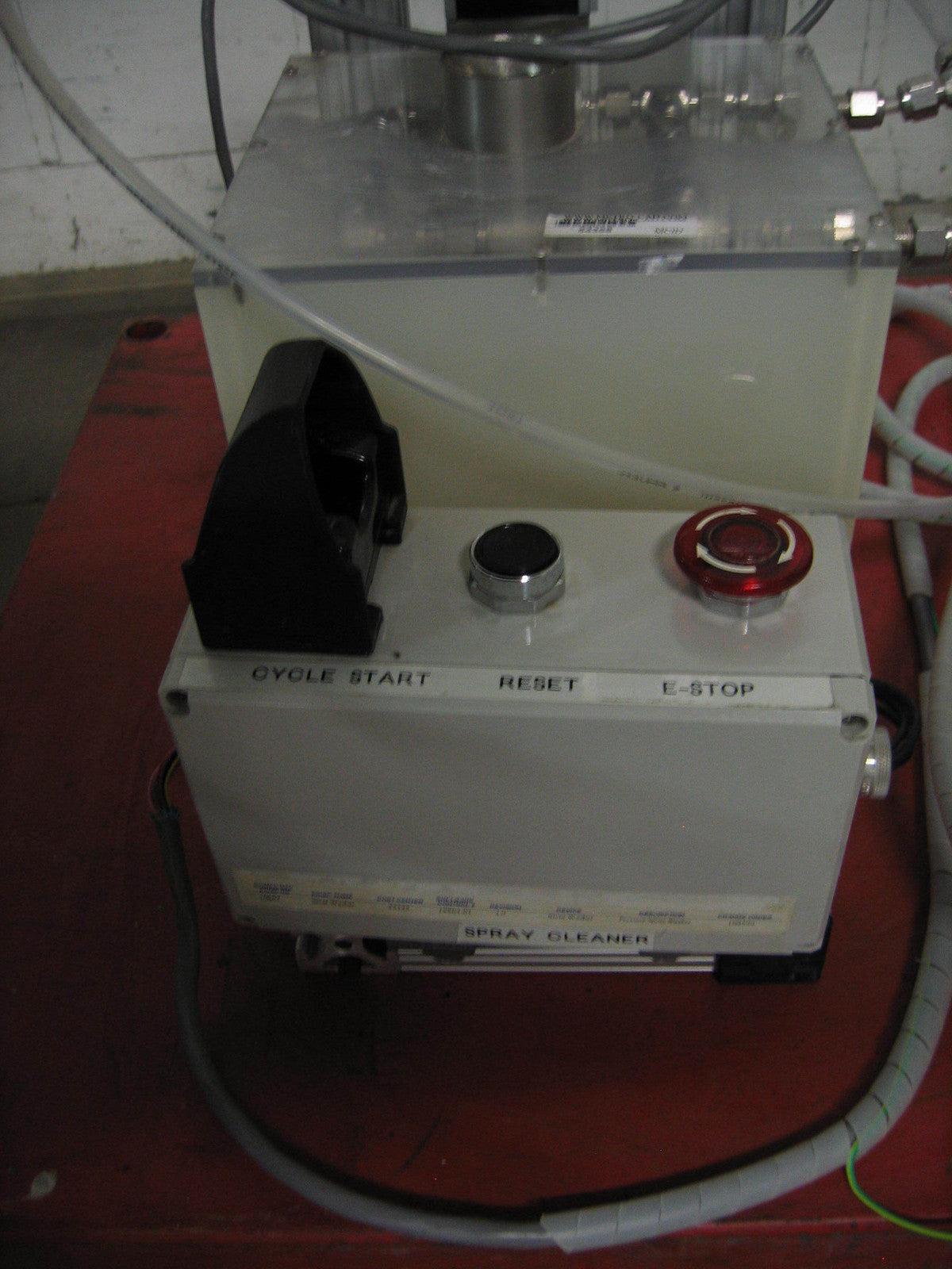 LAVADORA DE PIEZAS PEQUEÑAS CONSTRUIDA A MEDIDA CONTROL PLC ACTUADOR VERTICAL CON PULVERIZADOR DE AGUA