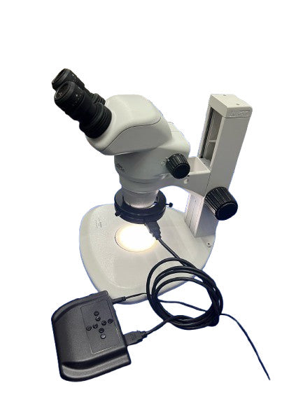 Microscope Nikon SMZ 745 6,7x-50x. Avec support et éclairage Nikon C-PSN 213406.