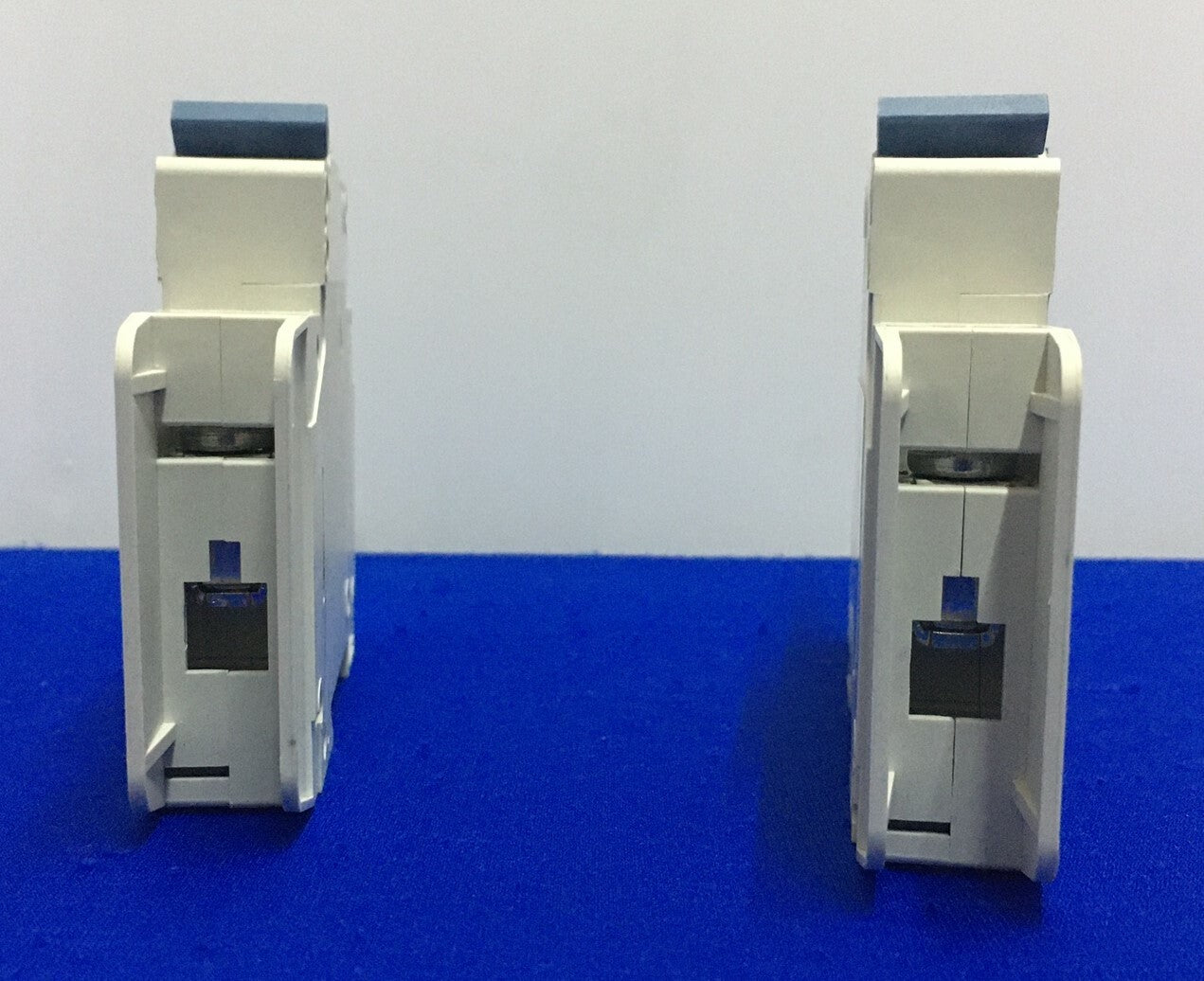 1 LOTTO QTY DI 2 Allen-Bradley AB 1489-D 1489-D1C020 SER A INTERRUTTORE AUTOMATICO 1 POLO