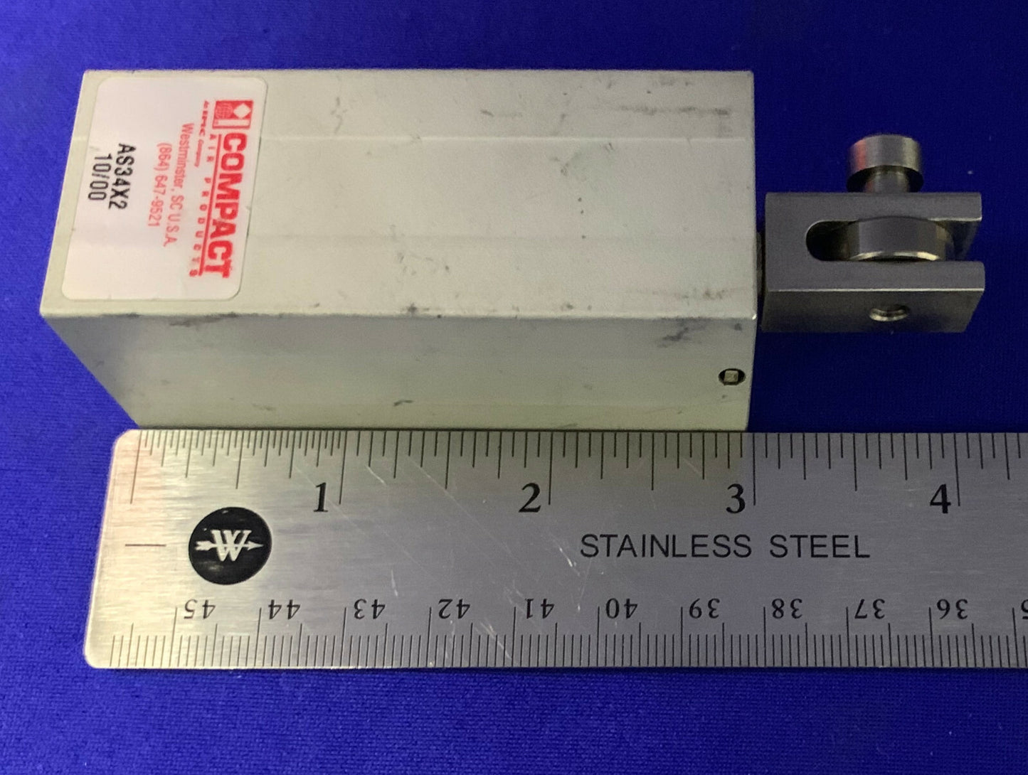 Vérins pneumatiques Compact Air Products AS34X2. Vendus par lot de 5.