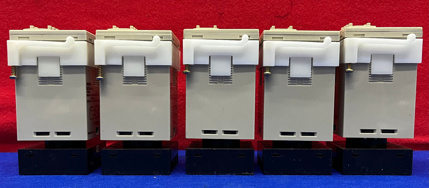1 LOT HOEVEELHEID 5 - OMRON H3CA-8 SOLID STATE TIMER MET OMRON P36-08 BASIS