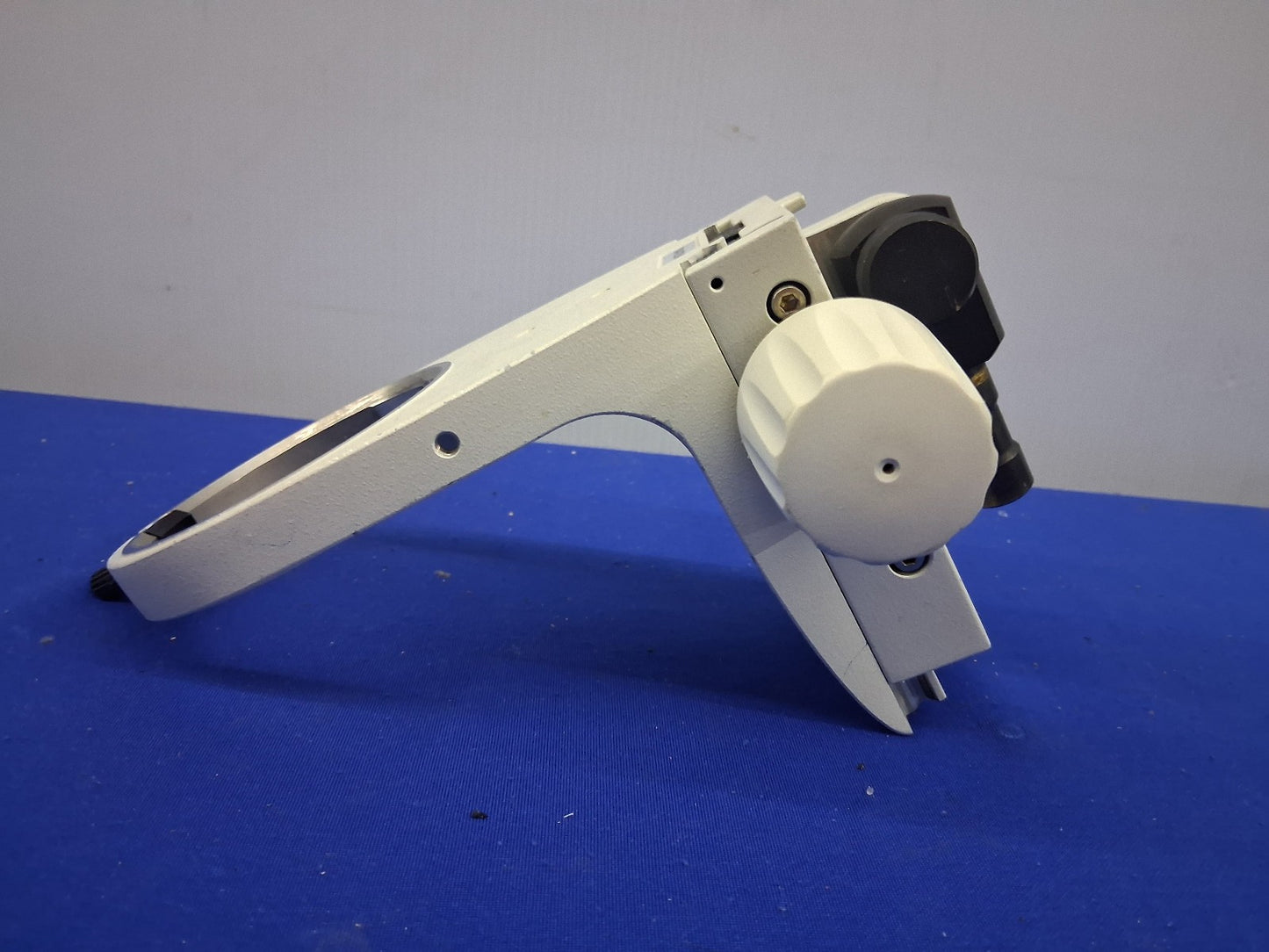 LEICA 10447254 STEREO MICROSCOPE FOCUS MOUNT POD HOLDER MICROSCOPE HOLDER 76MM