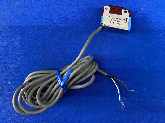SICK WL170-N132 WL170N132 REFLEX PHOTOELECTRIC SWITCH WITH REFLECTOR & HARDWARE