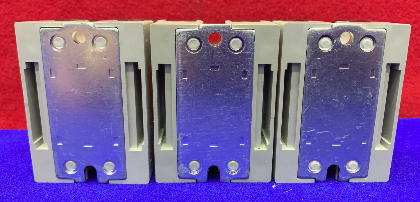 Qté 3 - Relais statiques Omron G3NA-210B