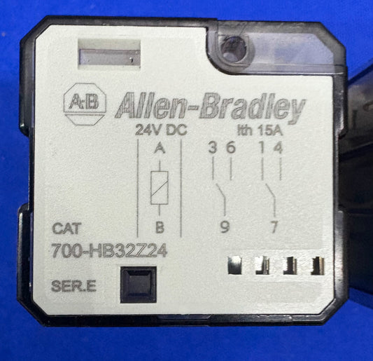 ALLEN BRADLEY AB 700-HB32Z24 SER E RELAIS 24VDC - 1 LOT HOEVEELHEID 2