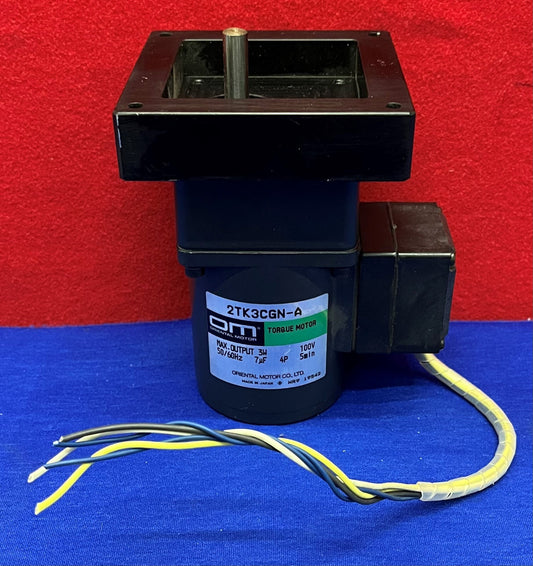 Motore OM Oriental Motor AC Torque 2TK3CGN-A con testa di trasmissione 2GN3.6K