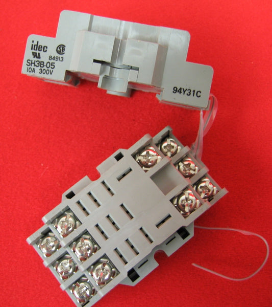 ZOCCOLO RELÈ IDEC SH3B-05 10A 300V VENDUTO COME 1 LOTTO DI QTY 2 (NUOVO ALTRO)
