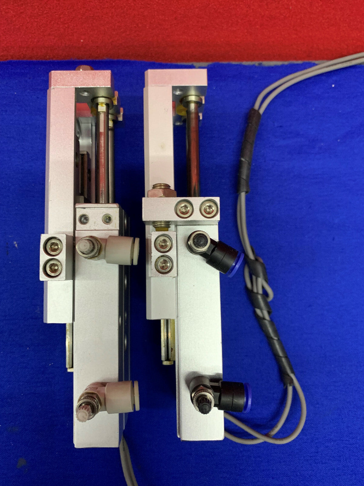 Lot de 2 - Glissières pneumatiques guidées à double tige SMC MXS12-50AS avec capteur SMC D-F9N