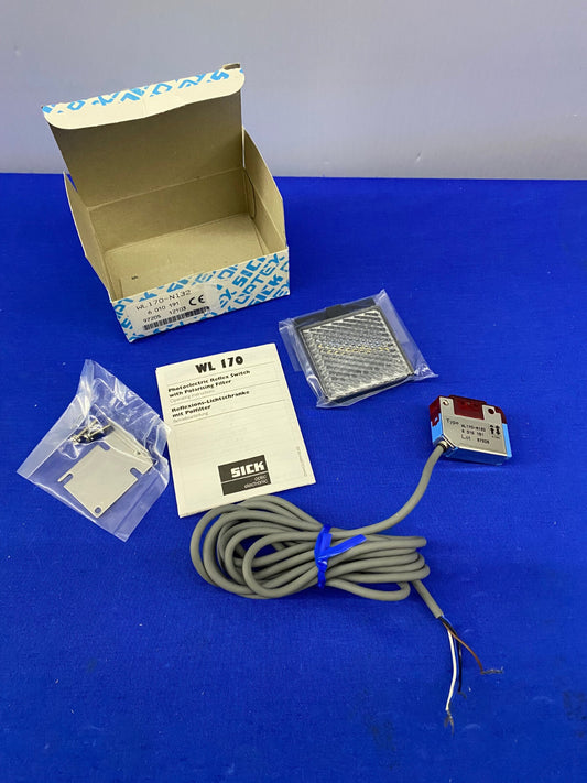 SICK WL170-N132 WL170N132 REFLEX PHOTOELECTRIC SWITCH WITH REFLECTOR & HARDWARE