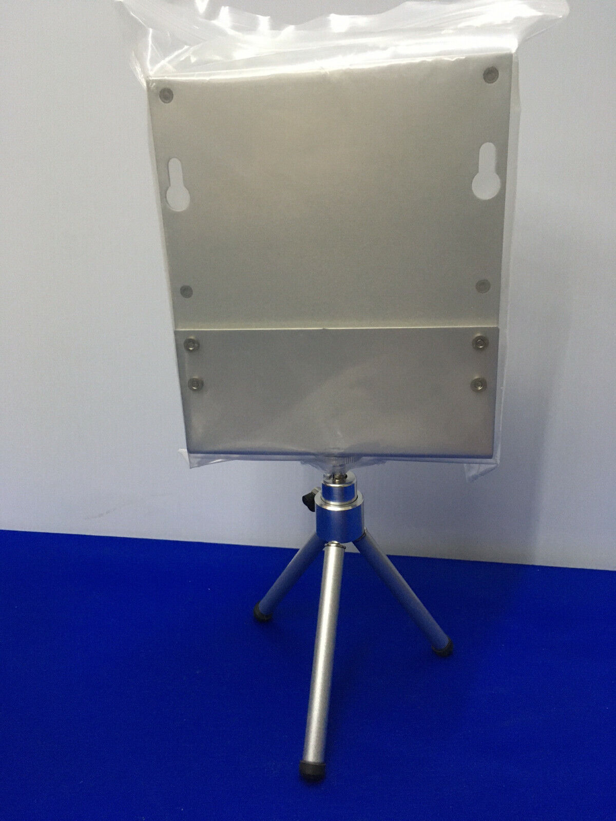 MET ONE SUPPORTO DA PARETE CON TREPPIEDE BRKT 8956-1 CON TREPPIEDE OMEGA