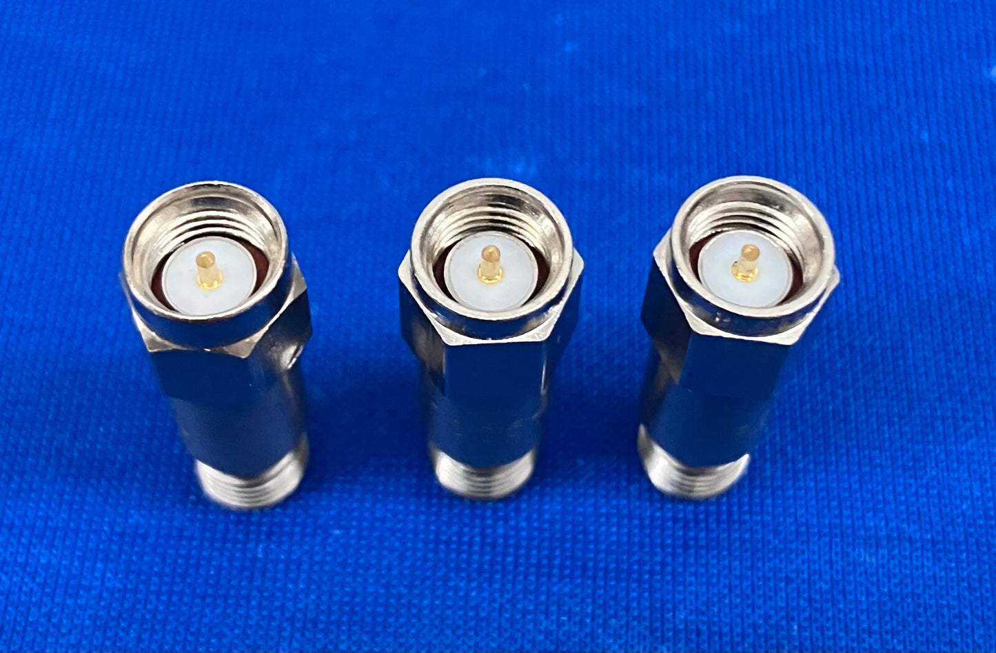 PASTERNACK PE7005-20 20DB VASTE VERZWAKKER, SMA MANNETJE LOT VAN 3, DIGIKEY # HIERONDER
