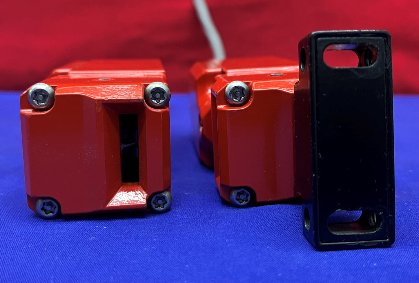 AANTAL van 2 Allen Bradley Guard Master MR-GD2 Veiligheidsschakelaar 1 ONTBREKENDE SLEUTEL