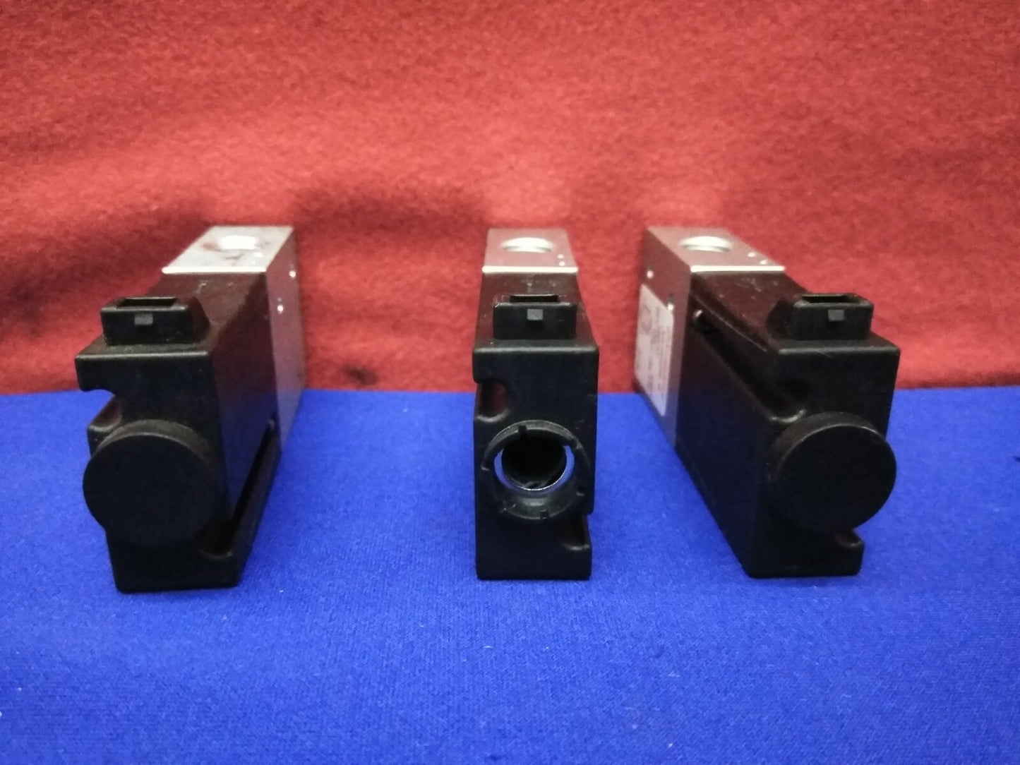 1 LOT QTY 3 HUMPHREY 153-37-24VDC 153 37 24VDC PNEUMATIC DIRECTIONAL 3-WAY VALVE