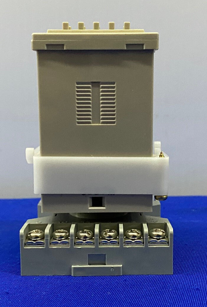 TIMER OMRON H3CA-A CON ZOCCOLO RELÈ IDEC SR3P-06
