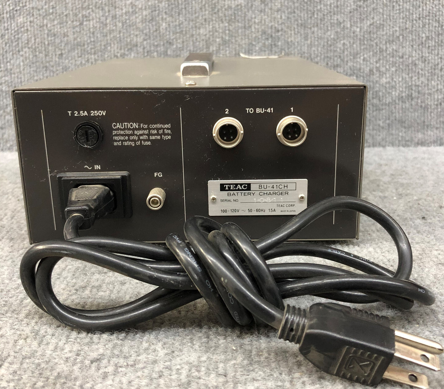 TEAC モデル BU-41CH、バッテリー充電器、SN 10811、100-120V、50/60 HZ、1.5 A