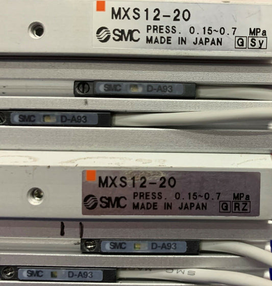 1 partij van QTY 2 - SMC MXS12-20 CylinderSlide-tafel met (2) SMC D-A93-sensoren