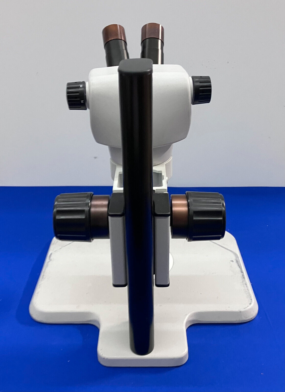 CABEZAL DE MICROSCOPIO DE MARCA NOMINAL 0,8X - 5X CON OCULARES 10X, SOPORTE Y LUZ