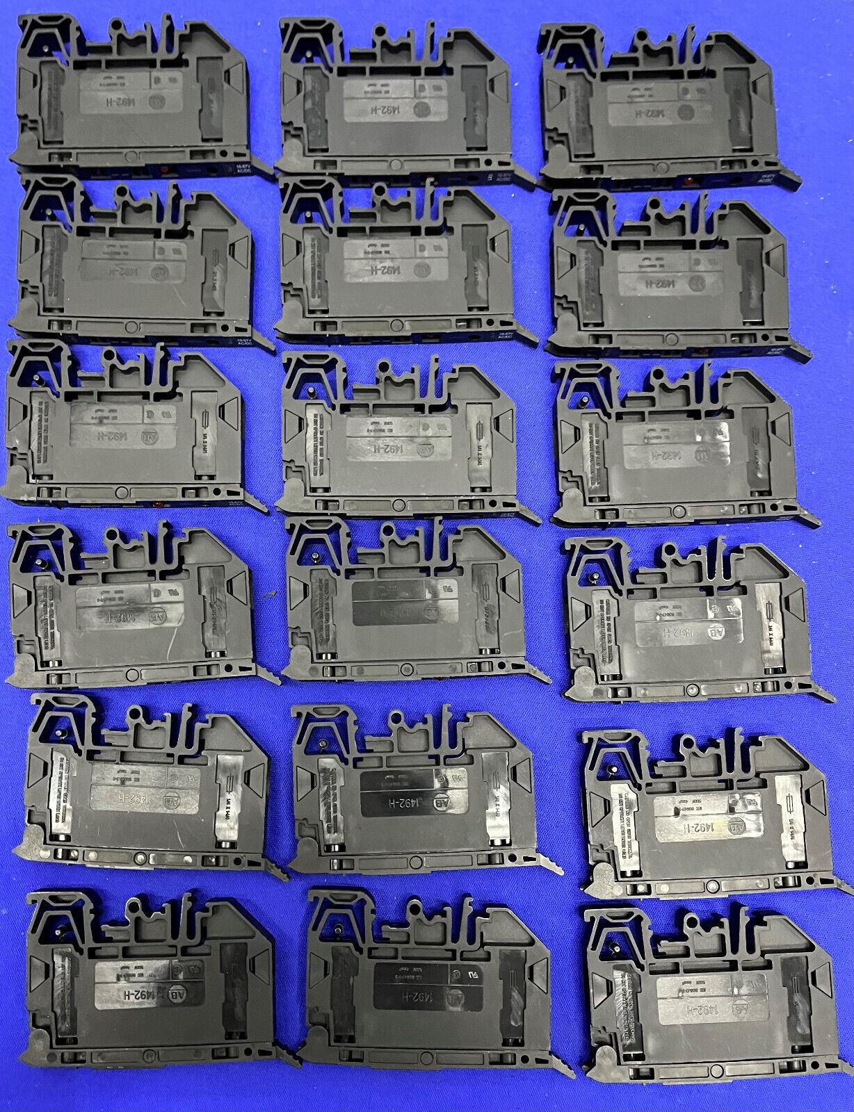 AB ALLEN BRADLEY 1492-H TERMINAL BLOCK FUSE HOLDER DIN RAIL - 1 LOT QTY 18