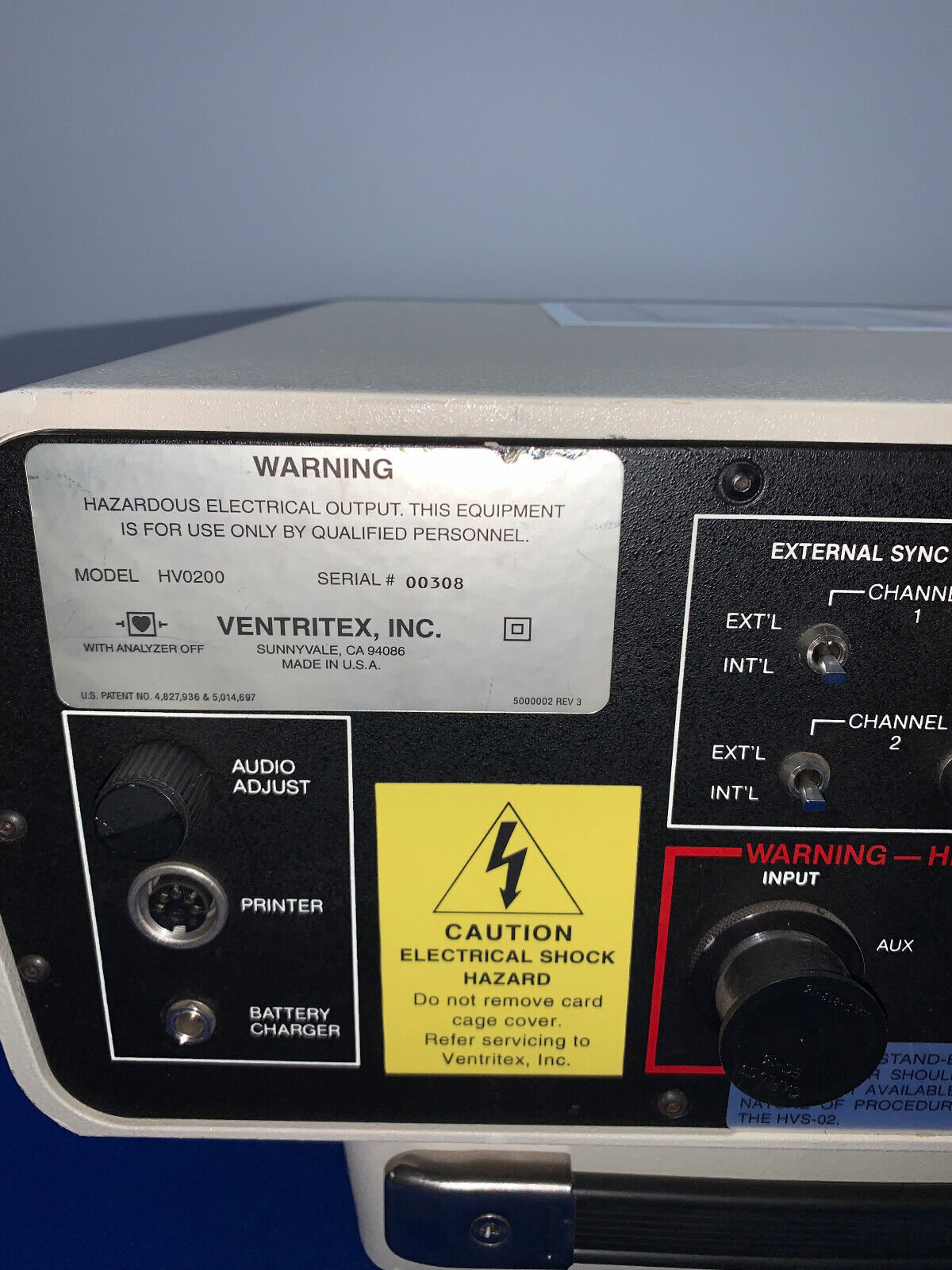 VENTRIX  HV0200 VINTAGE DEFIBRILLATOR BATTERY REMOVED, DOESN'T POWER UP