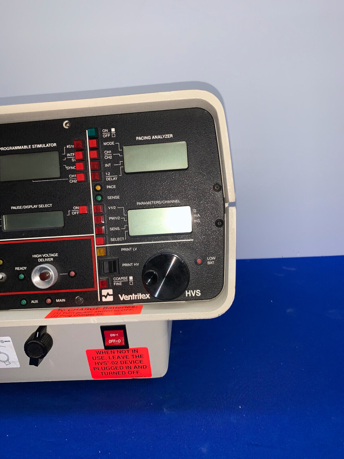 VENTRIX  HV0200 VINTAGE DEFIBRILLATOR BATTERY REMOVED, DOESN'T POWER UP