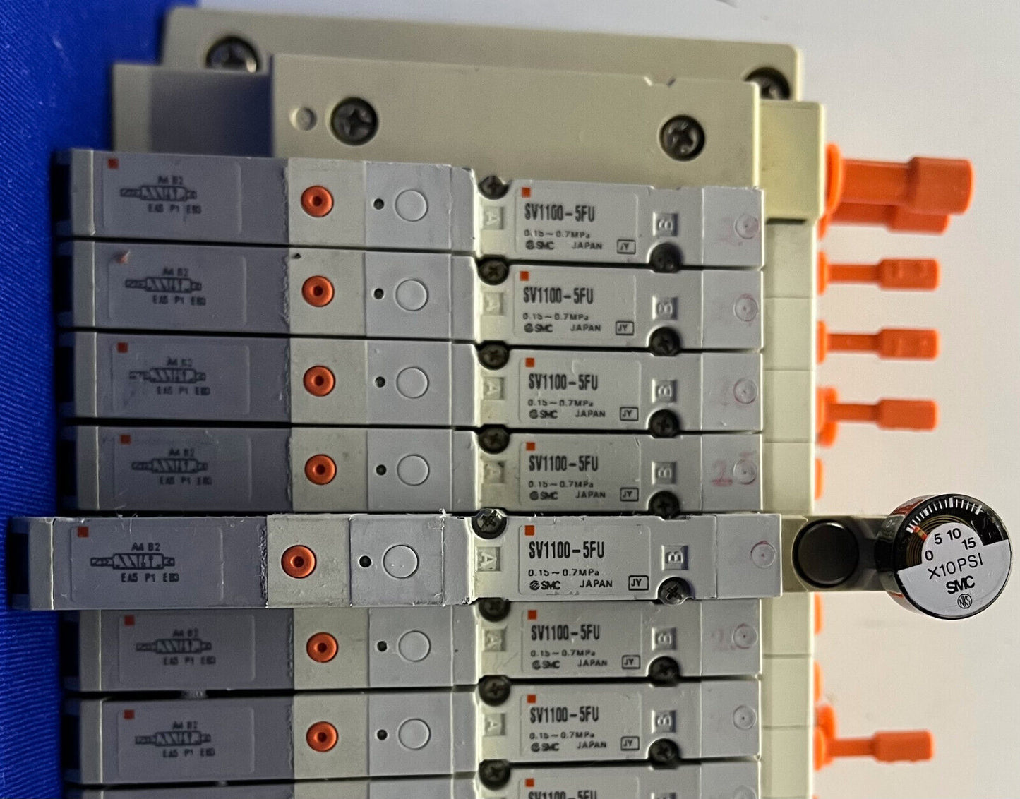 SMC SS5V1-1010983-03-1 VERTEILER mit 14 STK. SV1100-5FU PNEUMATISCHER MONTAGEBLOCK 