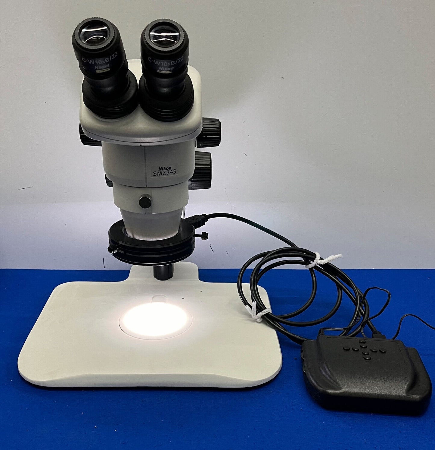 NIKON SMZ745 STEREO MICROSCOPE w/ C-W10XB/22 EYEPIECES, STAND & TECHNIQUIP LIGHT