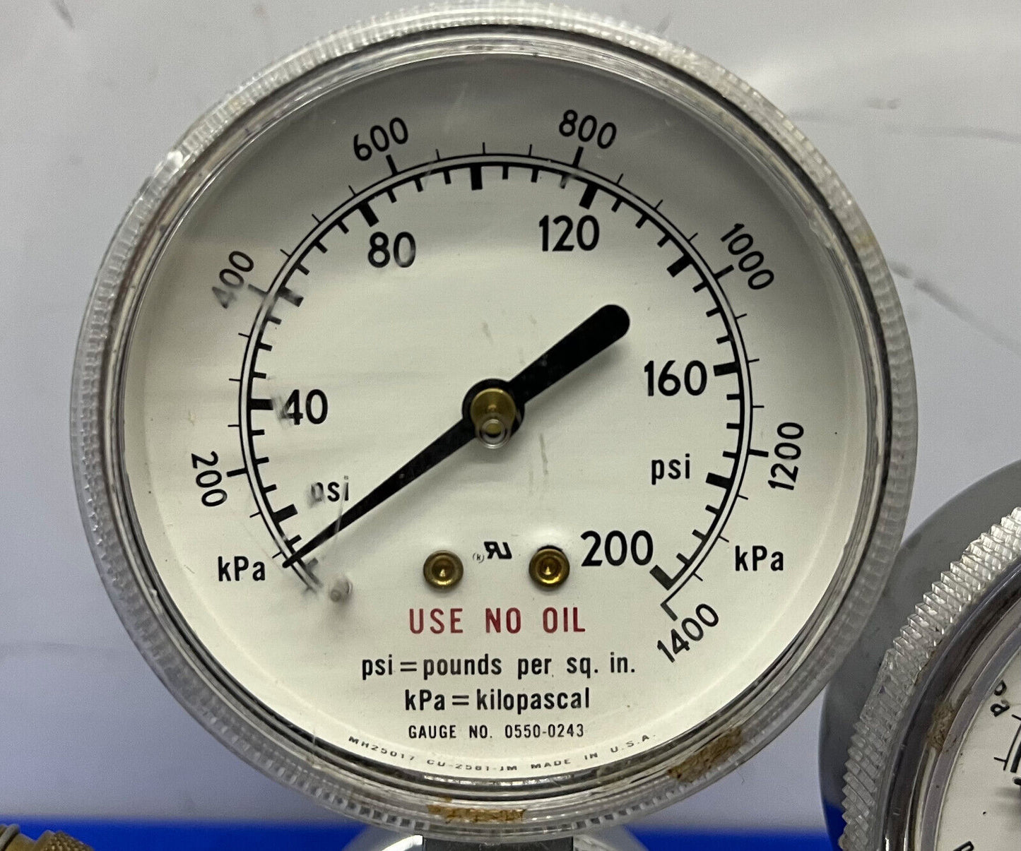 BYRNE SPECIALTY GASES CONTROL REGULATOR 2123301-580 WITH GAUGES