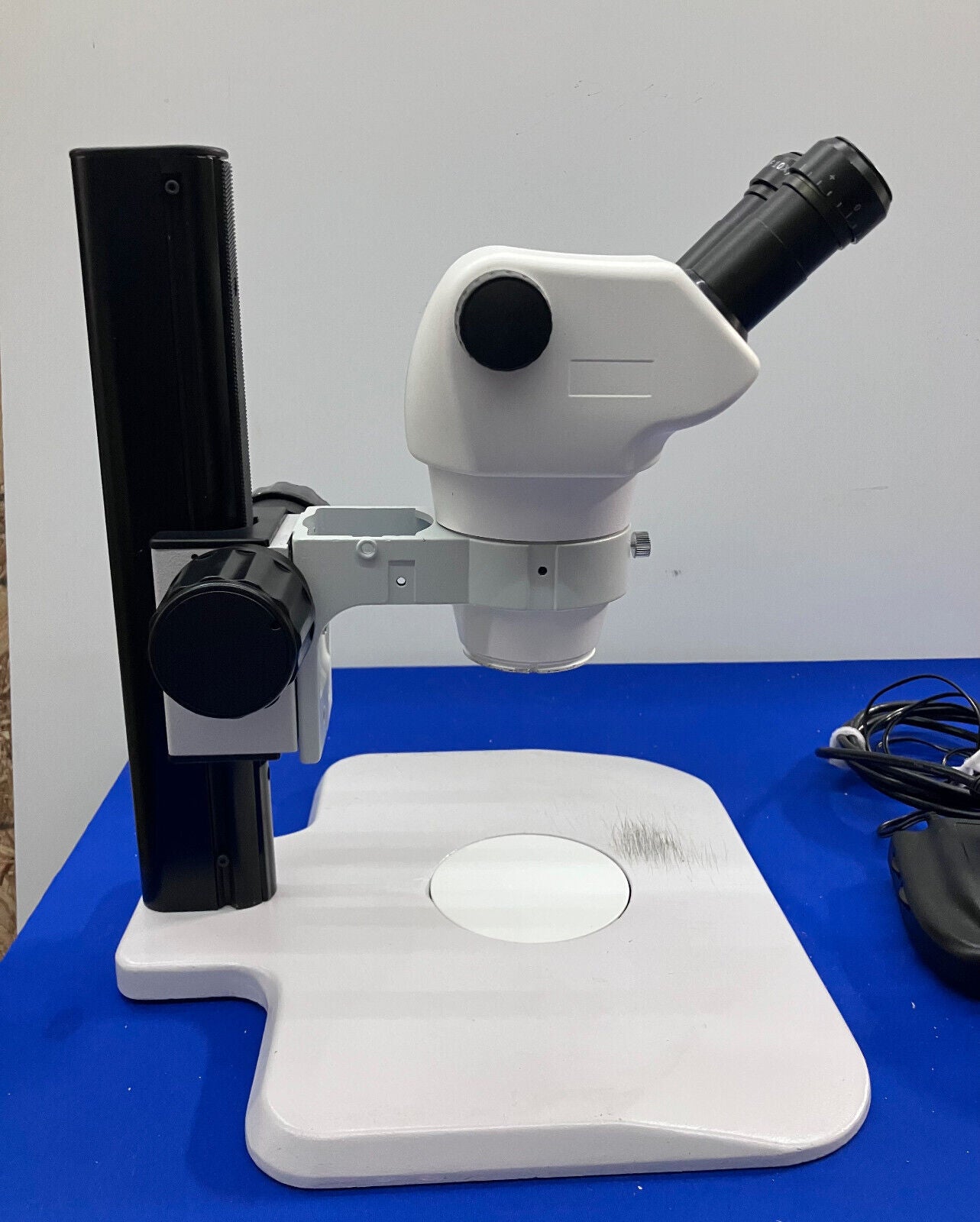 SOPORTE Y CABEZAL PARA MICROSCOPIO, DE MARCA NOMINAL, .8X-5X CON OCULARES 10X Y LUZ