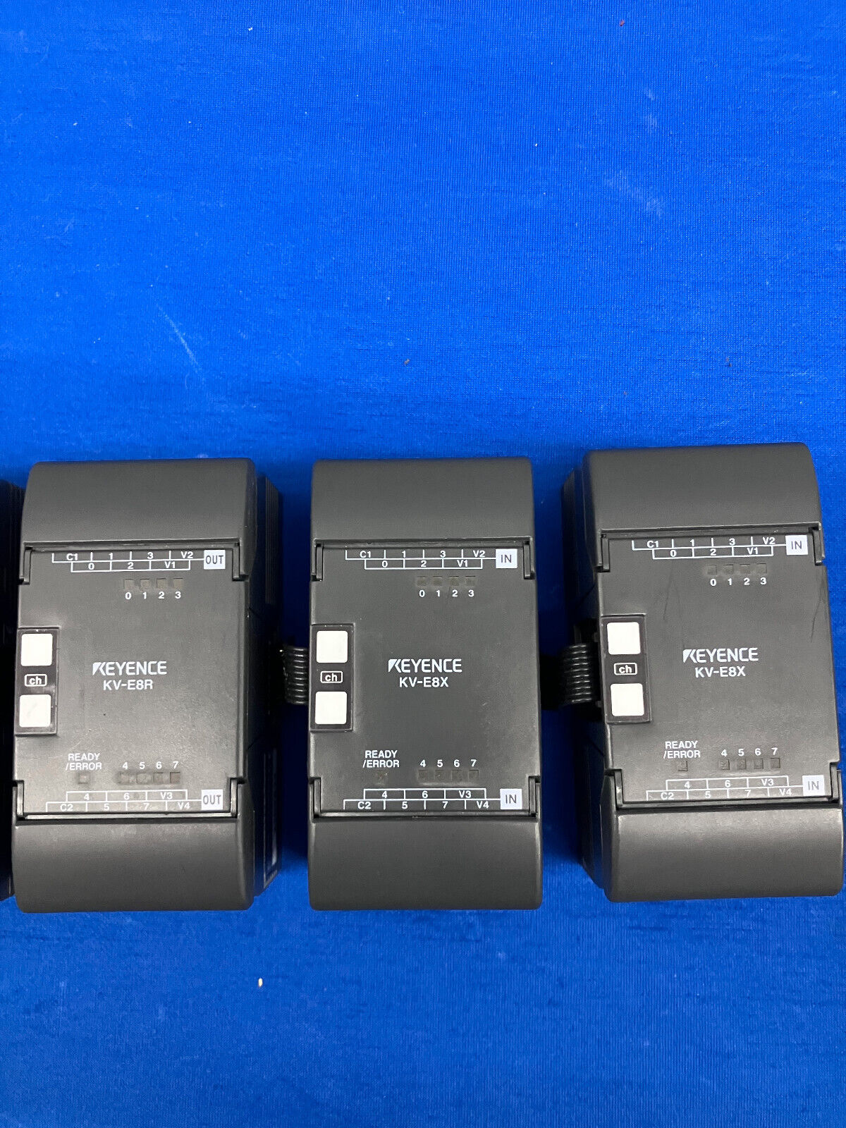 UNIDAD BASE KEYENCE KV-4DR, TIPO DC, CON 2 MICROPLC KV-E8X Y KV-E8A 