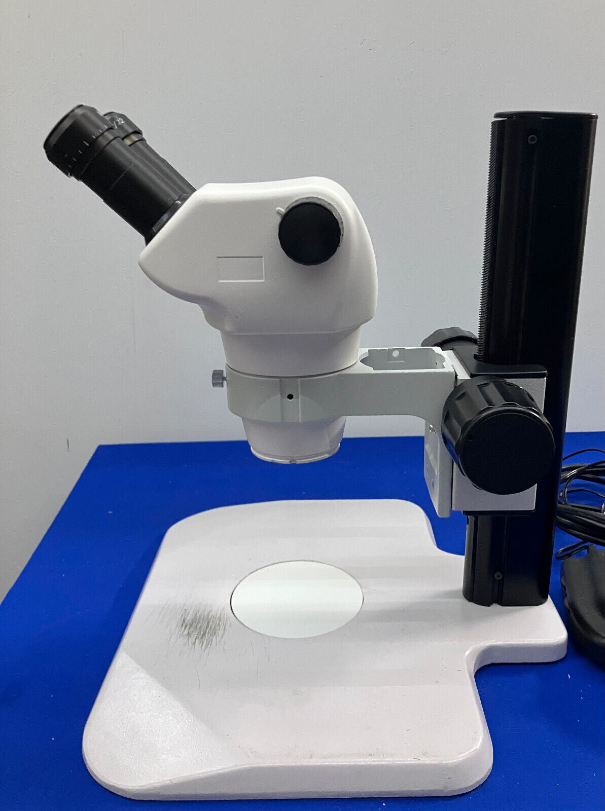 SOPORTE Y CABEZAL PARA MICROSCOPIO, DE MARCA NOMINAL, .8X-5X CON OCULARES 10X Y LUZ