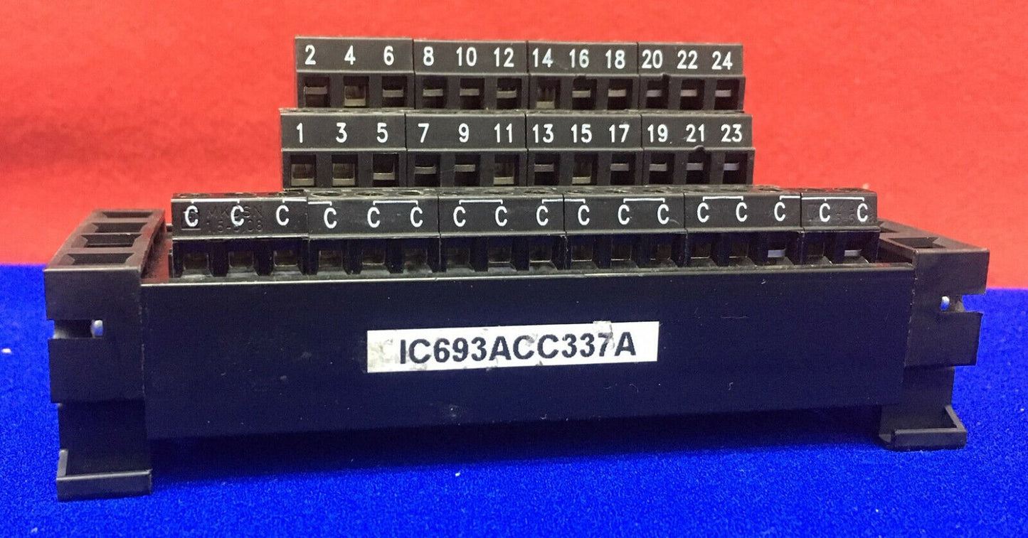 BLOQUE DE TERMINALES DE SALIDA GE FANUC 1C693ACC337A CON 2 CONTACTOS PHOENIX UM 45-SEFE