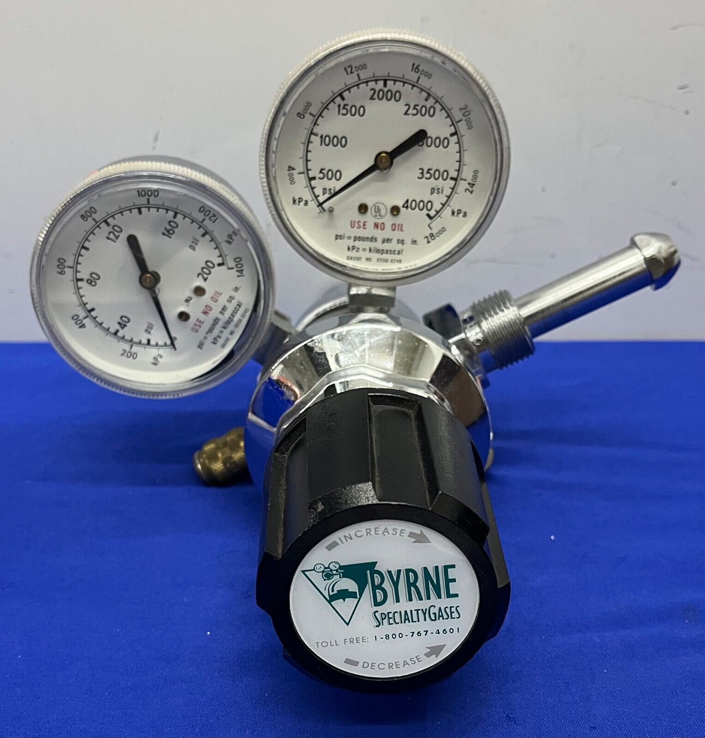 BYRNE SPECIALTY GASES CONTROL REGULATOR MODEL/INLET NO: 2123301-580 WITH GAUGES