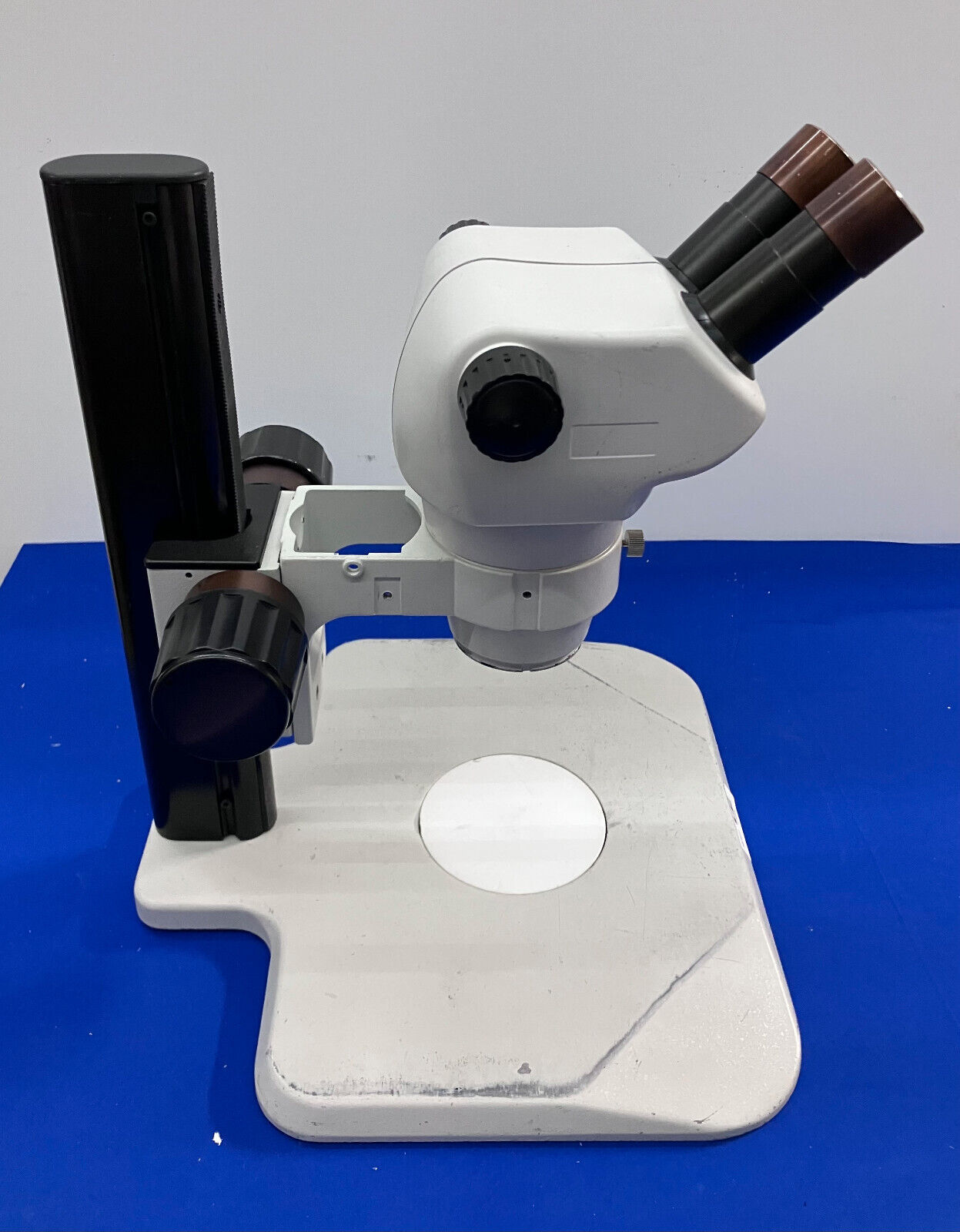 CABEZAL DE MICROSCOPIO DE MARCA NOMINAL 0,8X - 5X CON OCULARES 10X, SOPORTE Y LUZ