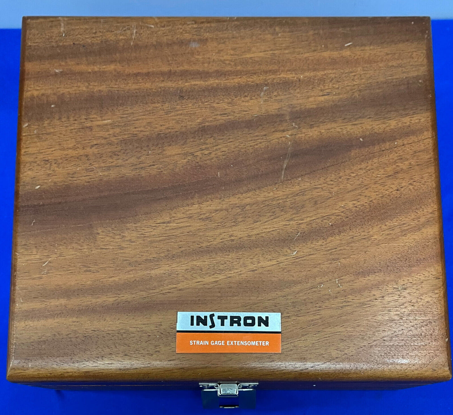 INSTRON 2630-033 STRAIN GAUGE EXTENSOMETER CODE VALUE 1100 - FOR PARTS/REPAIR