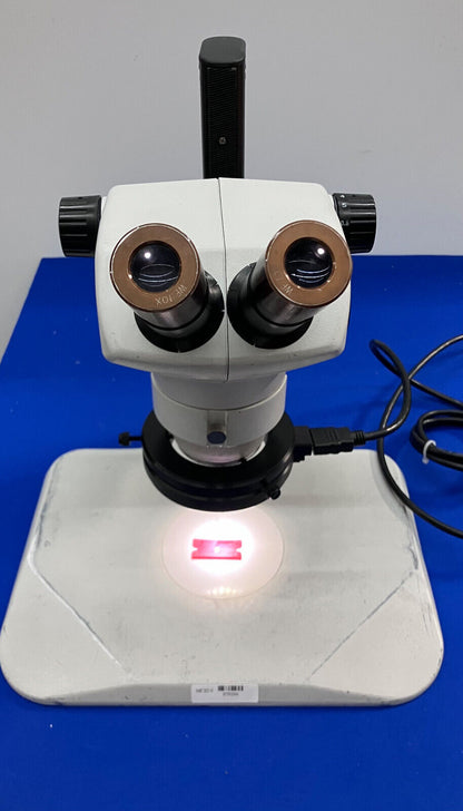 CABEZAL DE MICROSCOPIO DE MARCA NOMINAL 0,8X - 5X CON OCULARES 10X, SOPORTE Y LUZ