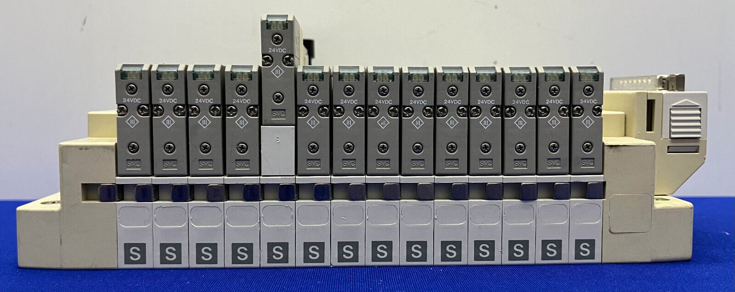 SMC SS5V1-1010983-03-1 VERTEILER mit 14 STK. SV1100-5FU PNEUMATISCHER MONTAGEBLOCK 