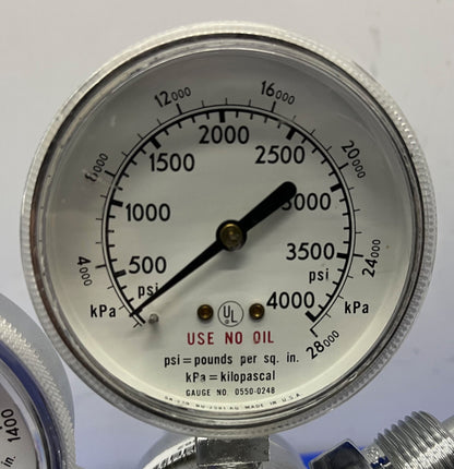 BYRNE SPECIALTY GASES CONTROL REGULATOR MODEL/INLET NO: 2123301-580 WITH GAUGES