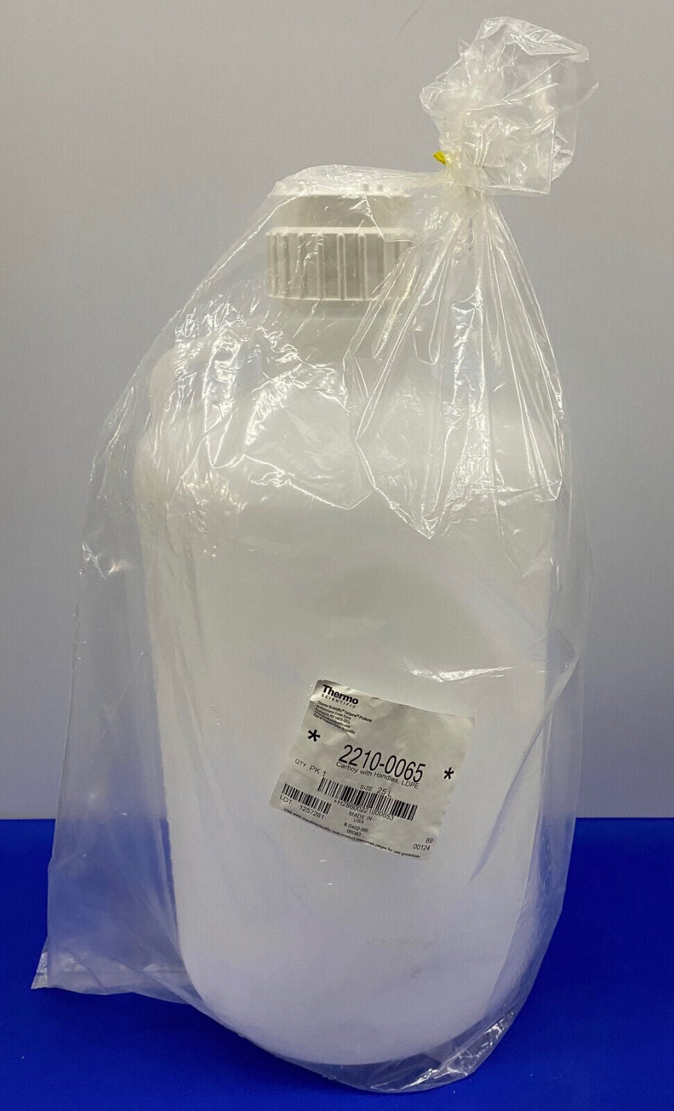 THERMO SCIENTIFIC NALGENE ™ 2210-0065 CARBOY WITH HANDLES LDPE 25L