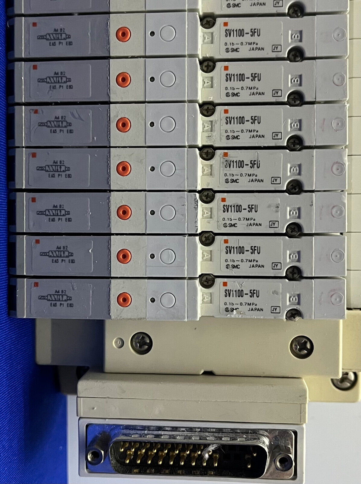 SMC SS5V1-1010983-03-1 VERTEILER mit 14 STK. SV1100-5FU PNEUMATISCHER MONTAGEBLOCK 