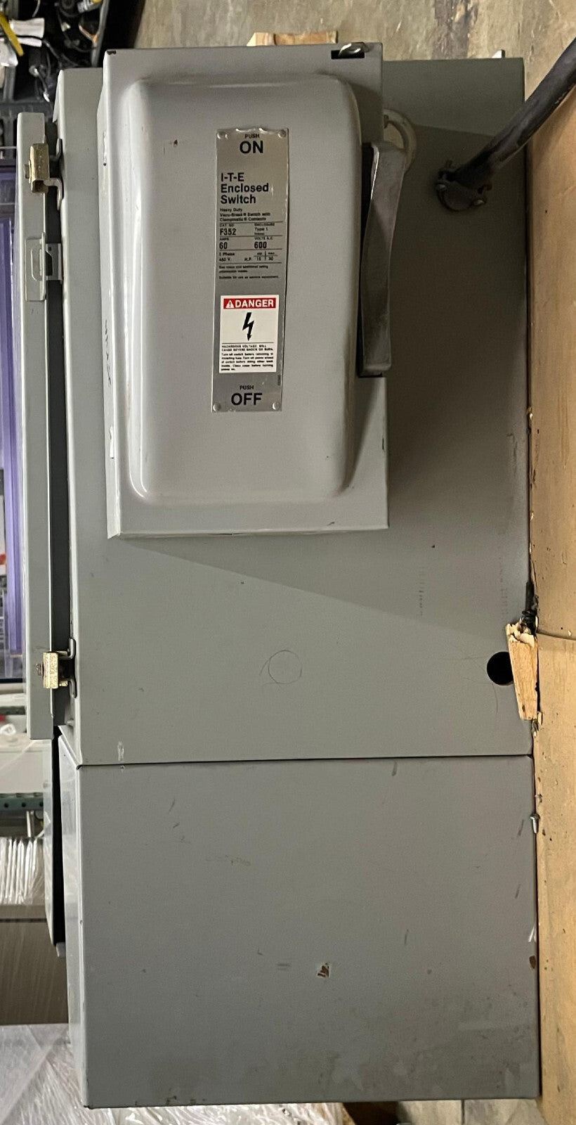 I-T-E/ KIRCHNER F352 / 63674 ENCLOSED SWITCH 60AMPS 600 VOLTS A.C. 3 PHASE 480V