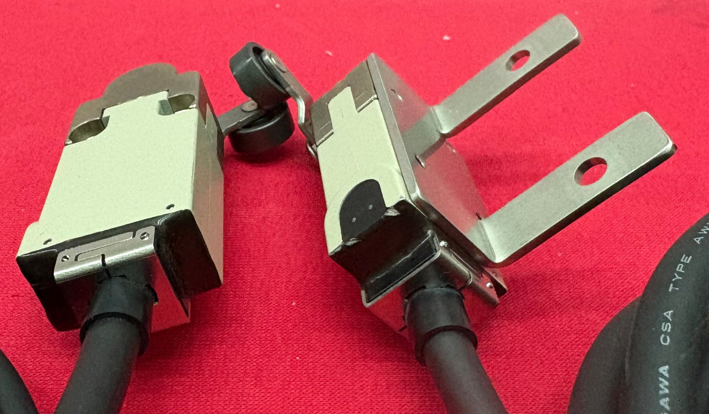 OMRON SAFETY LIMIT SWITCH D4F-320-5D ROLLER LEVER ACTUATOR - 1 LOT QTY 2