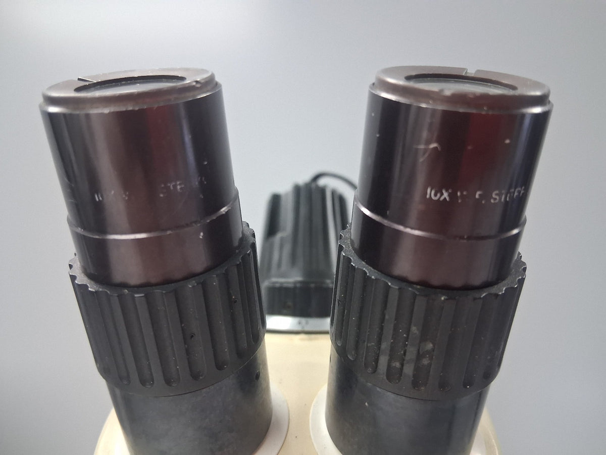 Leica StereoZoom 4 Microscope w/ 10X Eyepieces Stand & Light 7-30X Magnification