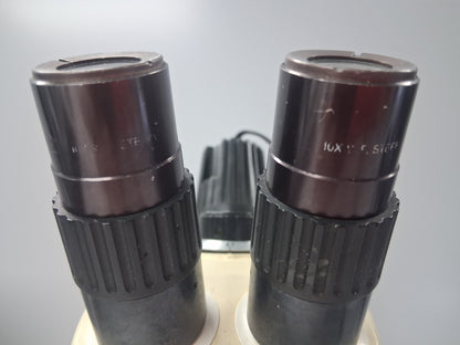 Leica StereoZoom 4 Microscope w/ 10X Eyepieces Stand & Light 7-30X Magnification