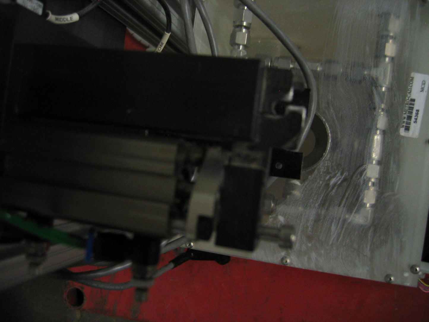 LAVADORA DE PIEZAS PEQUEÑAS CONSTRUIDA A MEDIDA CONTROL PLC ACTUADOR VERTICAL CON PULVERIZADOR DE AGUA 