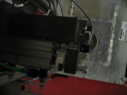 LAVADORA DE PIEZAS PEQUEÑAS CONSTRUIDA A MEDIDA CONTROL PLC ACTUADOR VERTICAL CON PULVERIZADOR DE AGUA 