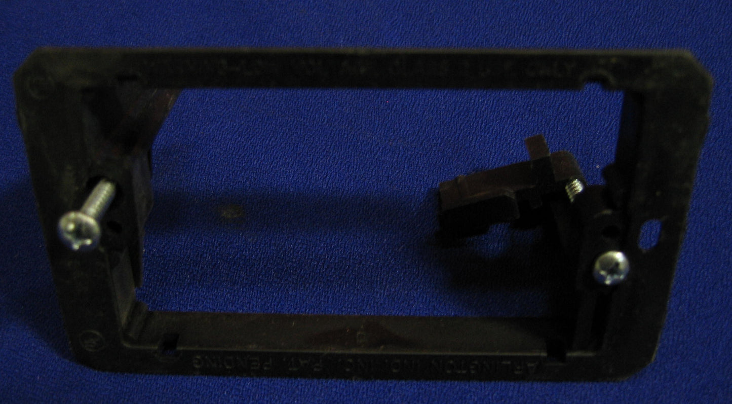 ARLINGTON INDUSTRIES MONTAGEPLAAT VOOR WANDEN 1/4" 1" DIK - VERPAKKING VAN AANTAL 4