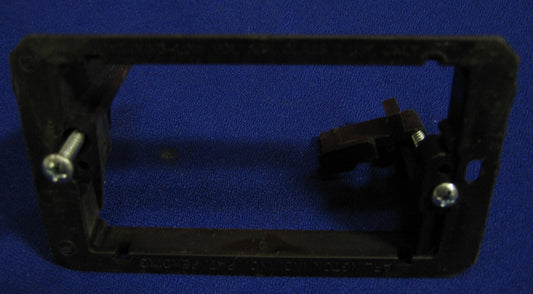 ARLINGTON INDUSTRIES MONTAGEPLAAT VOOR WANDEN 1/4" 1" DIK - VERPAKKING VAN AANTAL 4