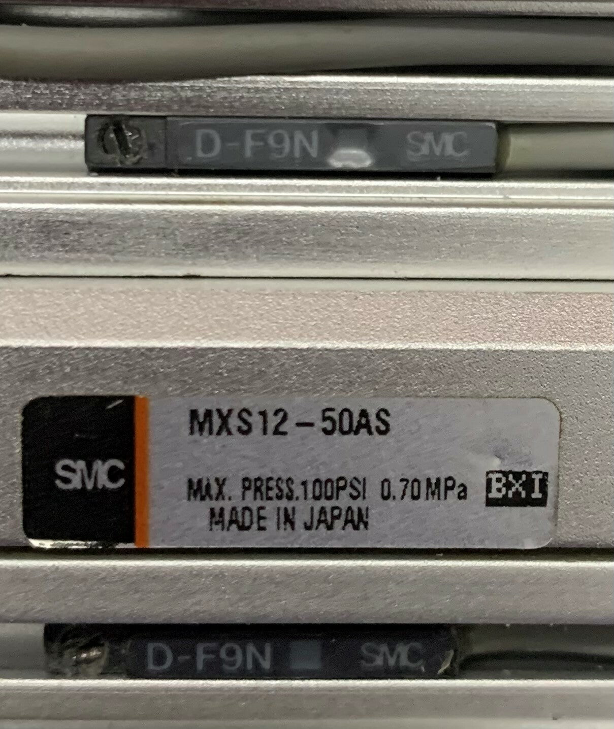 Lot de 2 - Glissières pneumatiques guidées à double tige SMC MXS12-50AS avec capteur SMC D-F9N