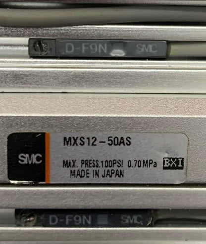 Lot de 2 - Glissières pneumatiques guidées à double tige SMC MXS12-50AS avec capteur SMC D-F9N